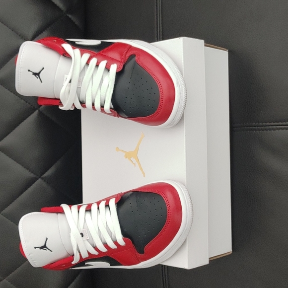 🔥WMNS AIR JORDAN 1 LOW🔥 - Picture 4 of 4